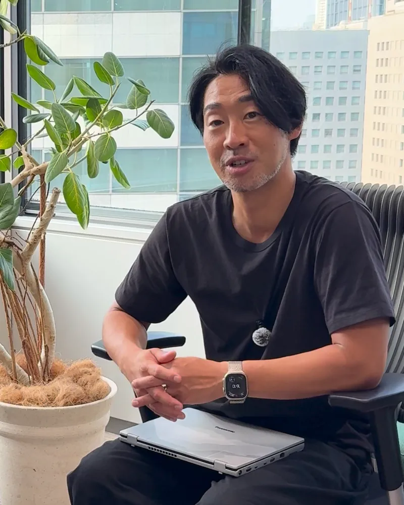 インタビューに答える青木様