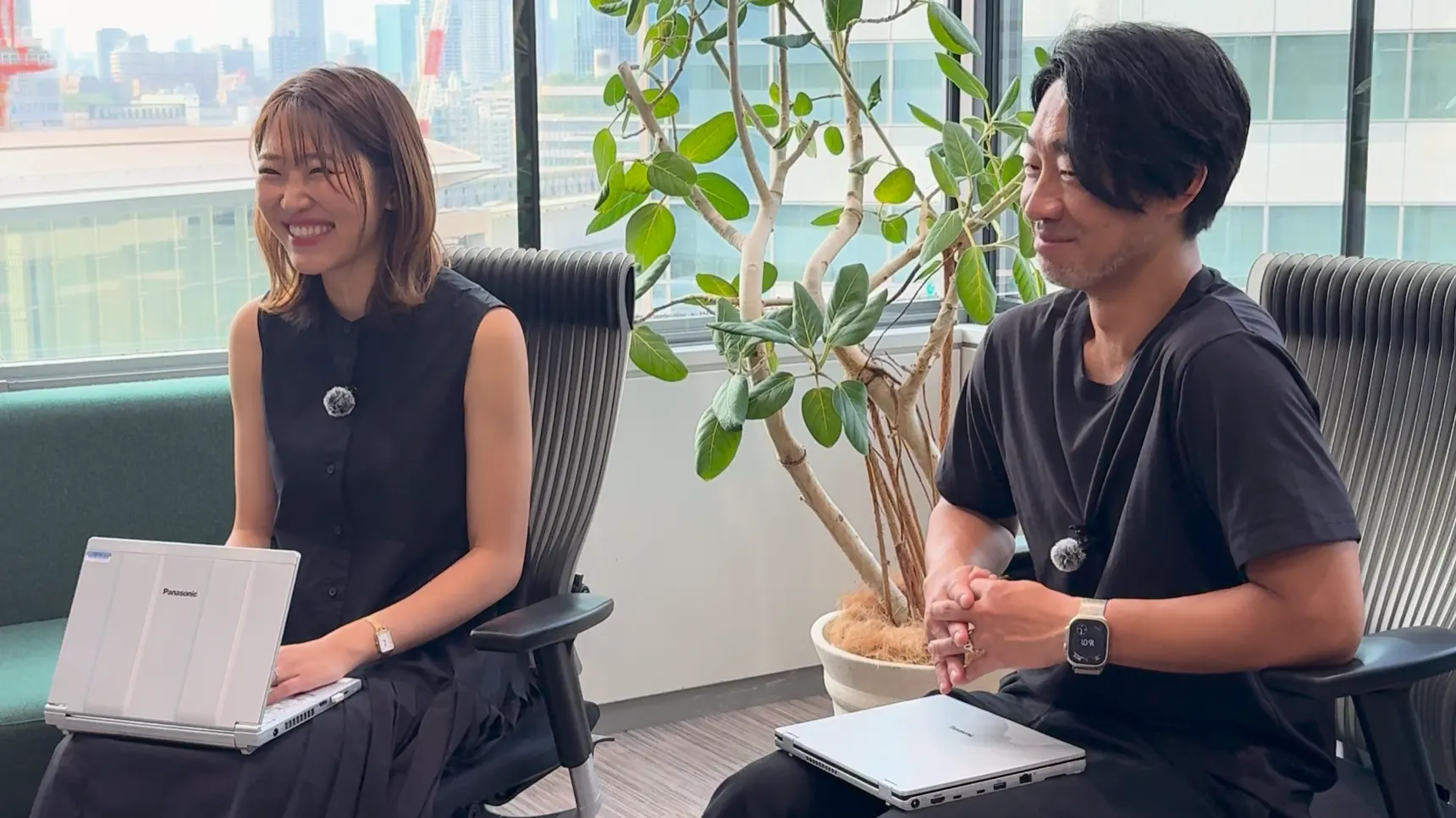 取材で語る押見様と、話を聞く青木様
